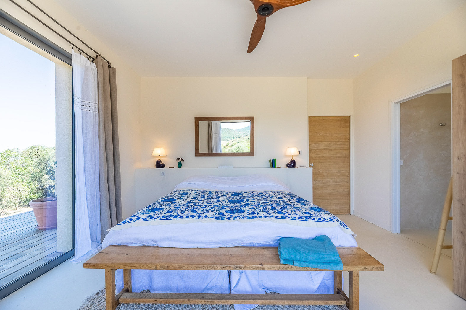 Chambre 1 - Suite jasmin (partagée)  (Niveau Jardin)