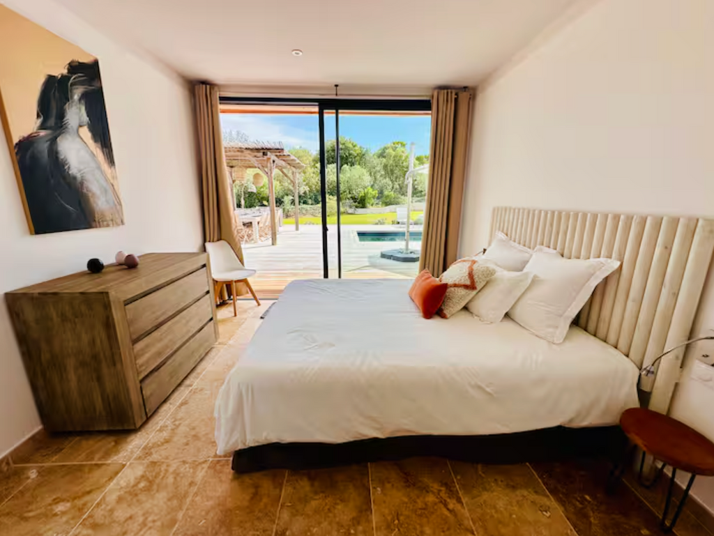 Chambre Calypso - Féminité libre, ancrée et solaire.