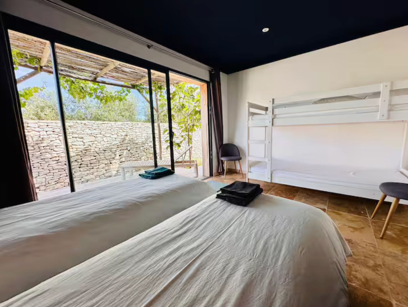 Chambre Nerina – Nymphe marine, clin d’œil à la Méditerranée.