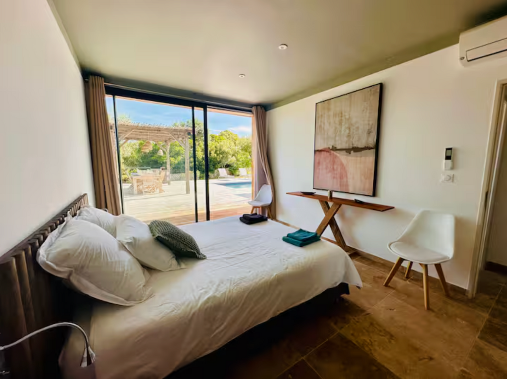 Chambre Maïa - Force douce, créativité et énergie féminine.