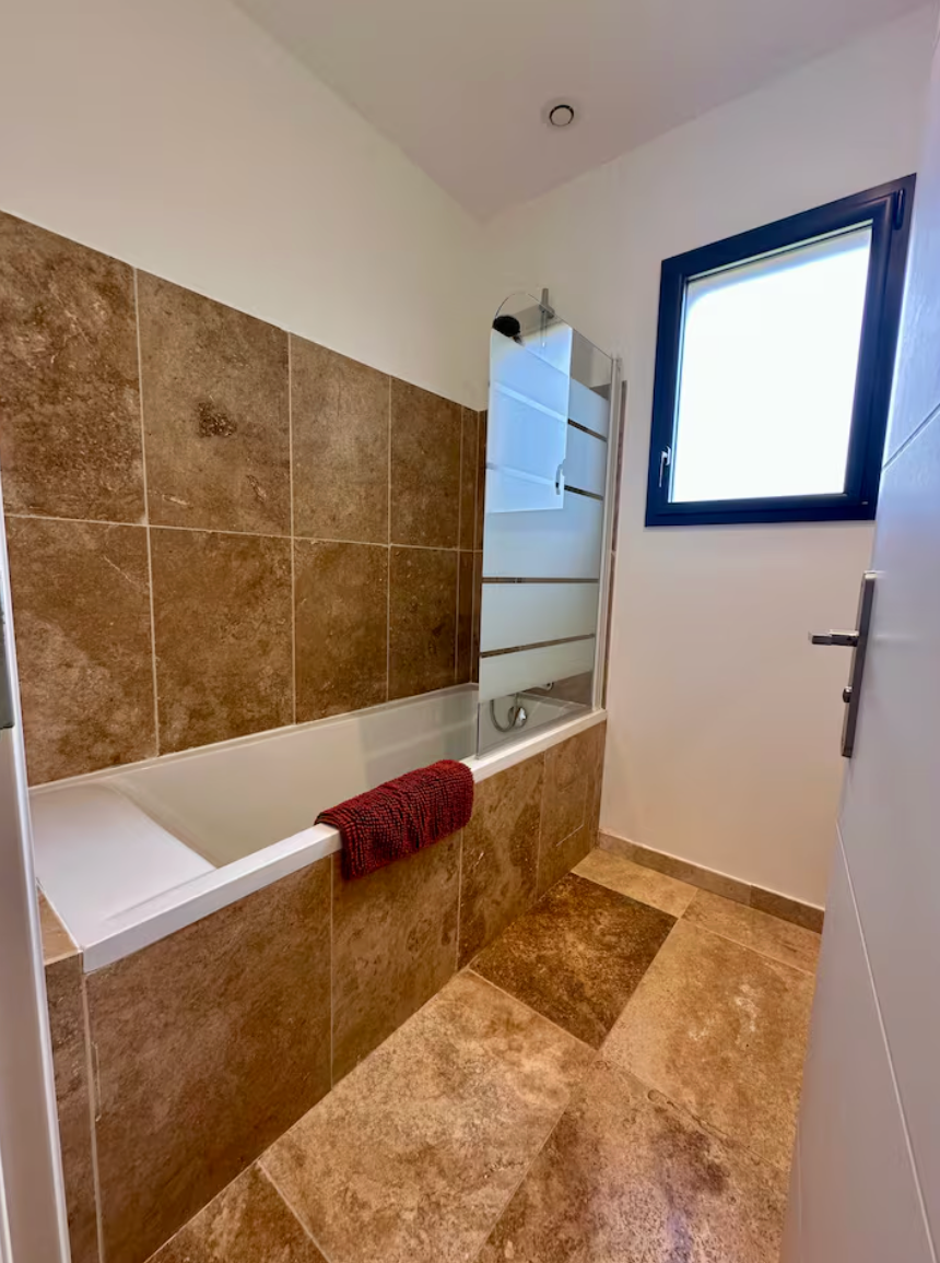 Chambre Maïa - Force douce, créativité et énergie féminine.