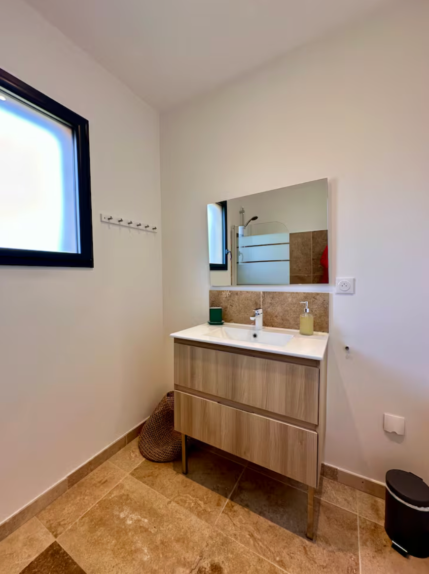 Chambre Maïa - Force douce, créativité et énergie féminine.