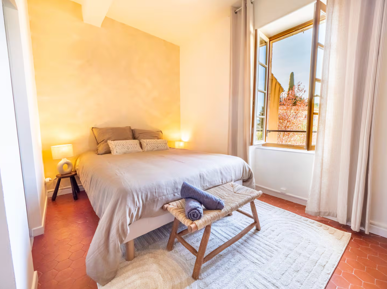 Chambre lit double beige