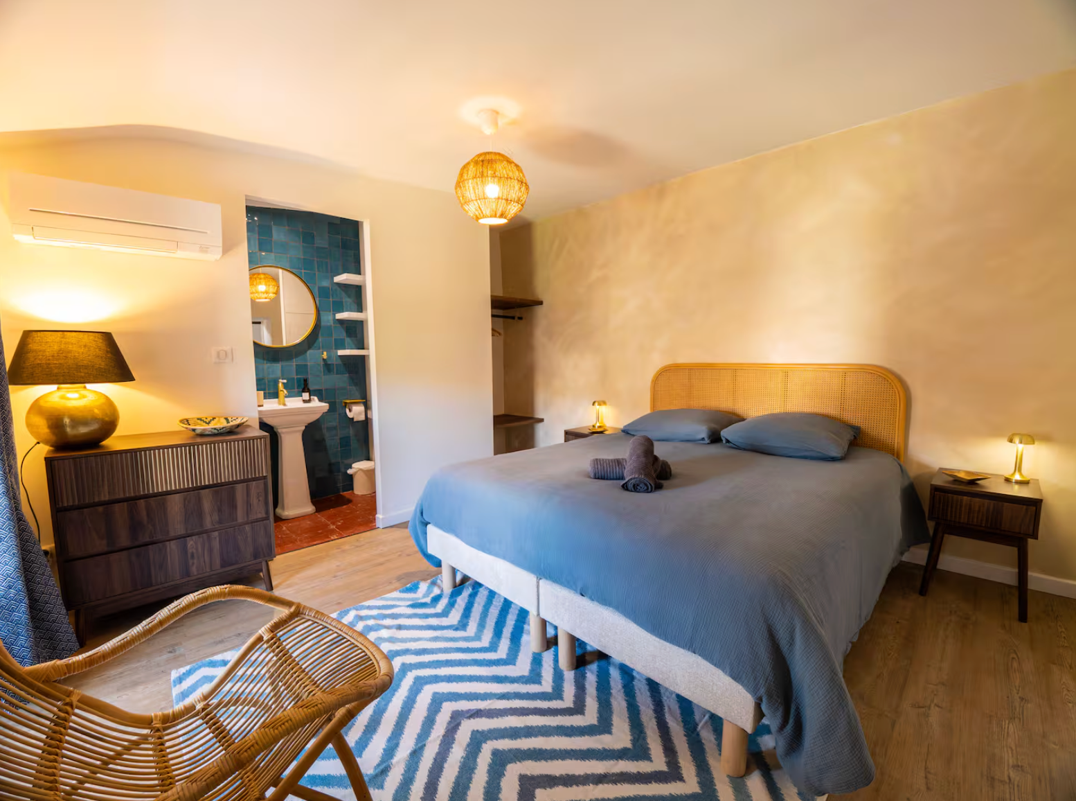 Chambre lit double bleue